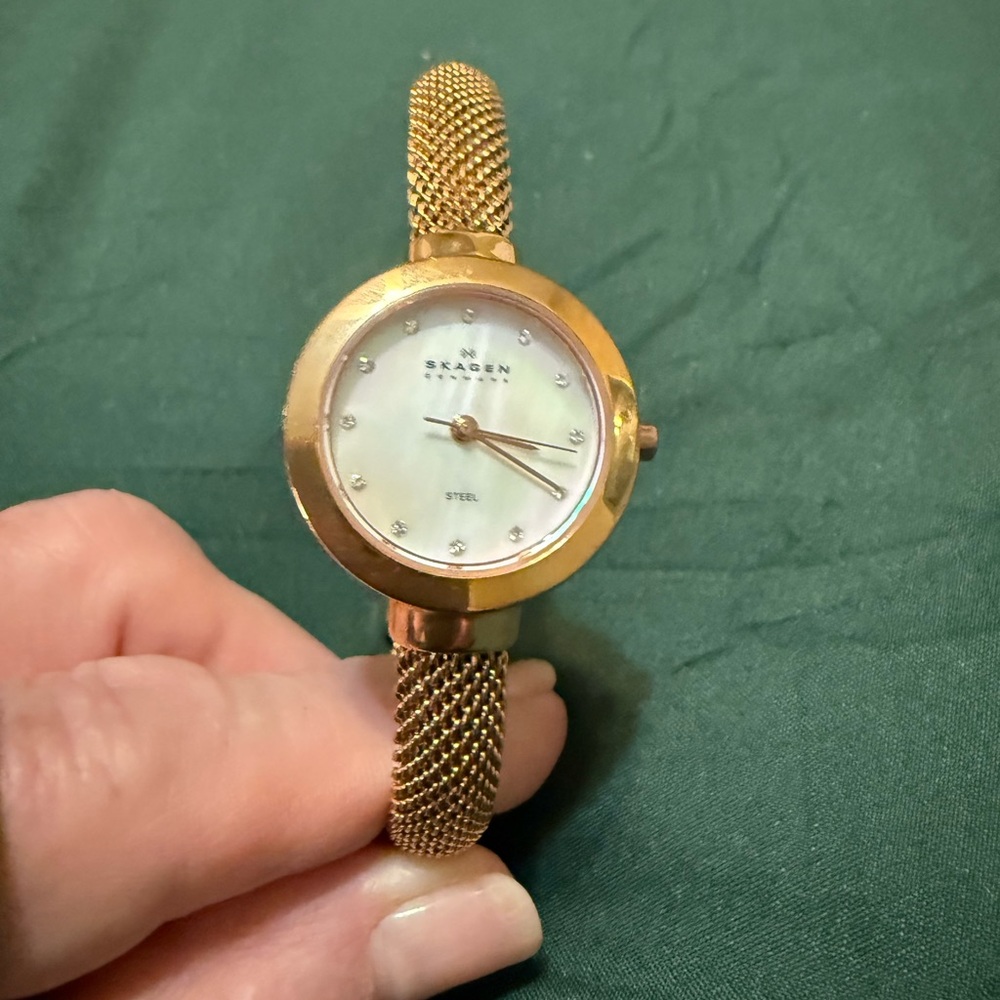 Skagen Denmark Women Rose Gold Slim Stain1ess Bangle Quartz Wristwatch 7+”